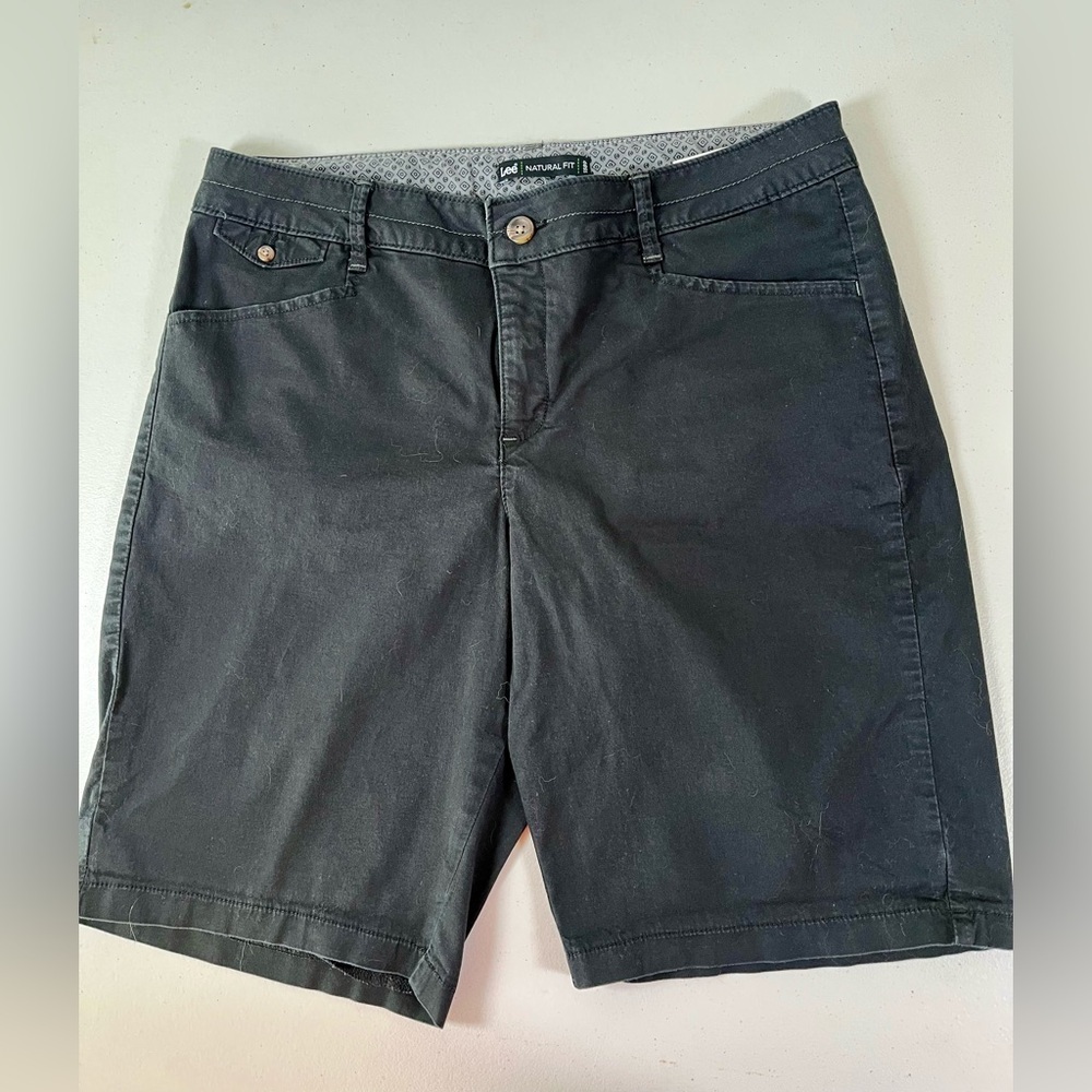 2 pair size 10 shorts for women- Lee Natural Fit, Gloria Vanderbilt Cream Cargo - Picture 10 of 17
